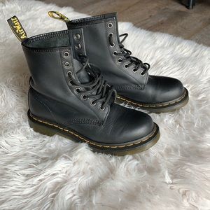 Dr. Martens 1460 Combat Boot in black-Hard Leather
